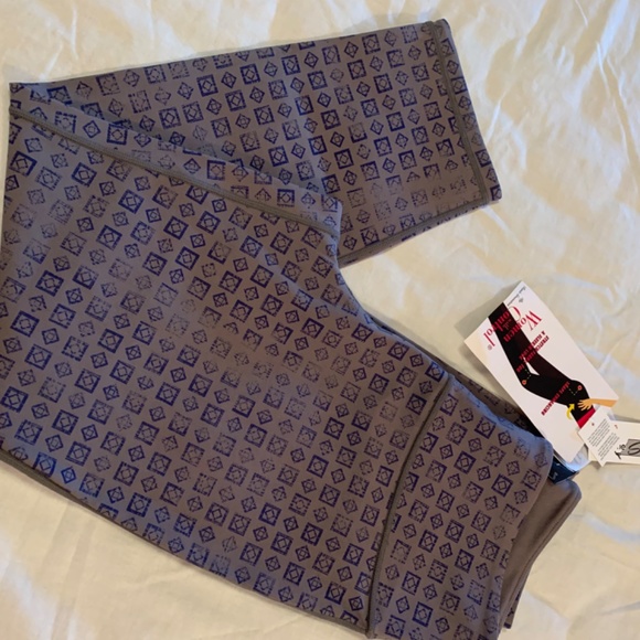 Women With Control Shape Enhancing With Attitudes Leggings by Renee Goldstein - Picture 3 of 4